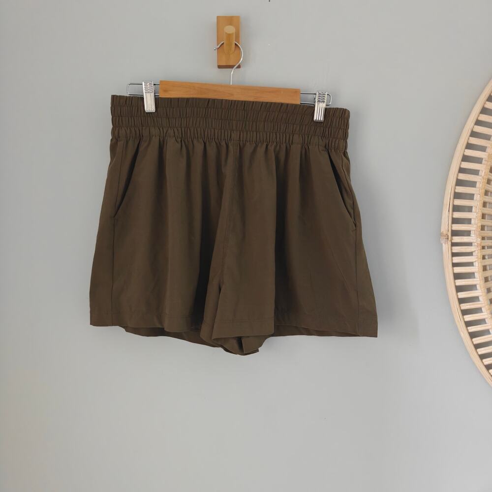 Vuori Villa Shorts Dark Oregano Olive Green High Rise Size L EUC